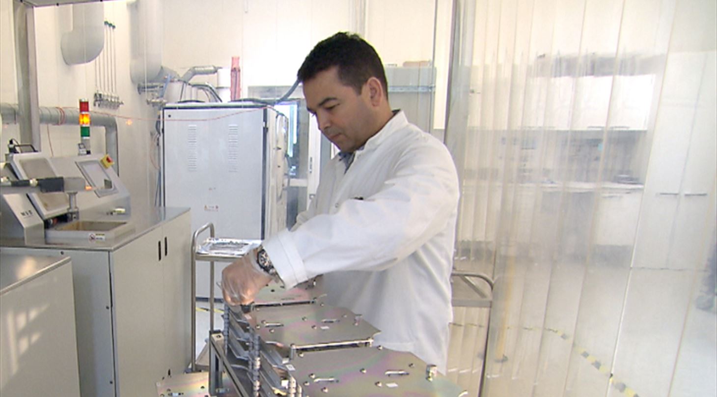 Mand arbejder med nanocoating på laboratorium